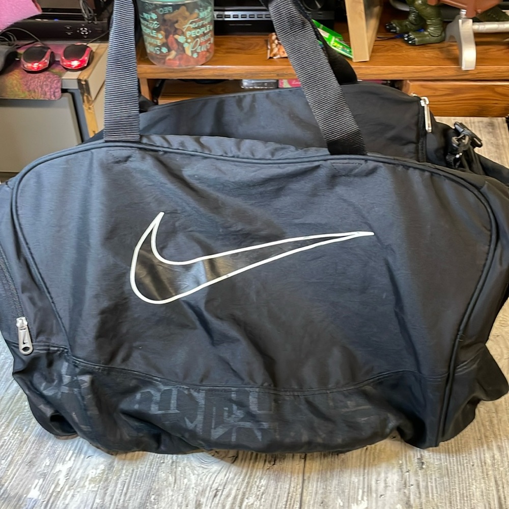 Nike XL gym bag, duffle, carry on bag, with extra pockets on the side